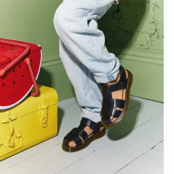 Dr. Martens Junior Moby II Black Leather Velcro Sandals Juniors SIze 4 NIB - Picture 1 of 11